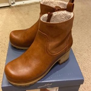 Size 9.5 Universal Thread Maisie Clog Boots